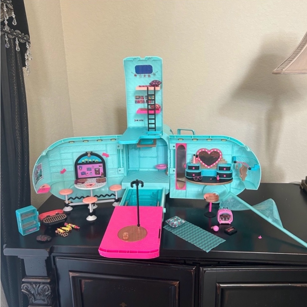 L.O.L Surprise!!! Glamper Fashion Camper 4-1 Playset & 3 dolls with accessories